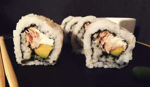 Sushi de queso crema, atún y aguacate