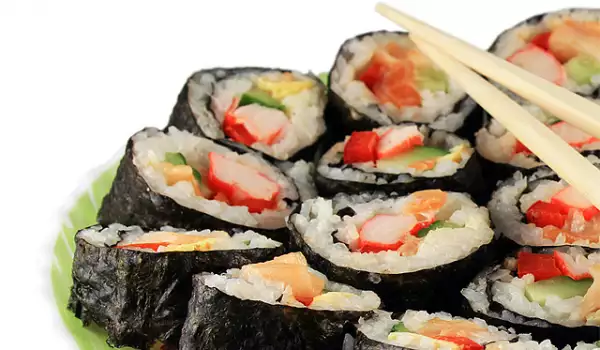 Sushi con palitos de cangrejo