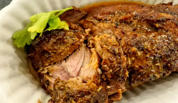 Paletilla de cerdo al horno con vino y miel