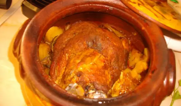Codillo de cerdo con patatas en olla de barro