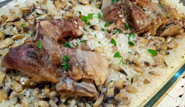 Codillo de cerdo con arroz y champiñones