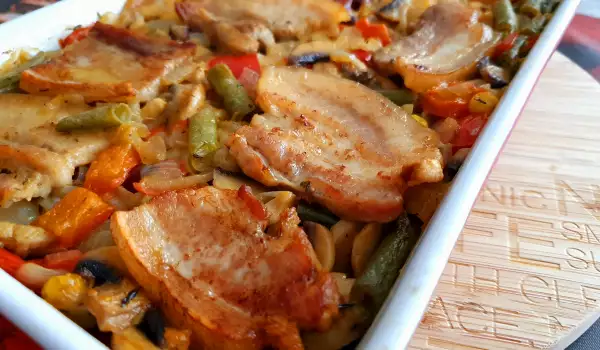 Panceta de cerdo con arroz y verduras al horno