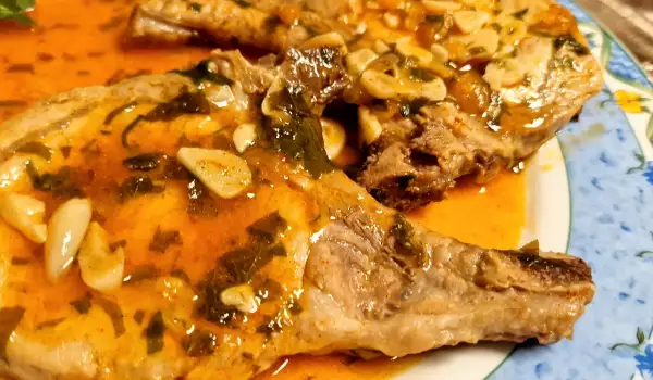 Chuletas de lomo de cerdo con ajo y vino blanco