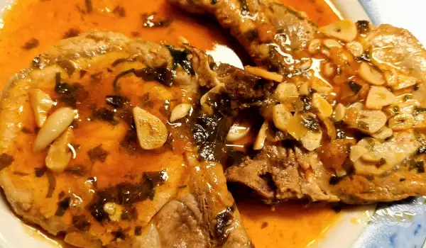 Chuletas de lomo de cerdo con ajo y vino blanco