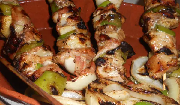 Brochetas de cerdo con bacon, cebolla y pimientos