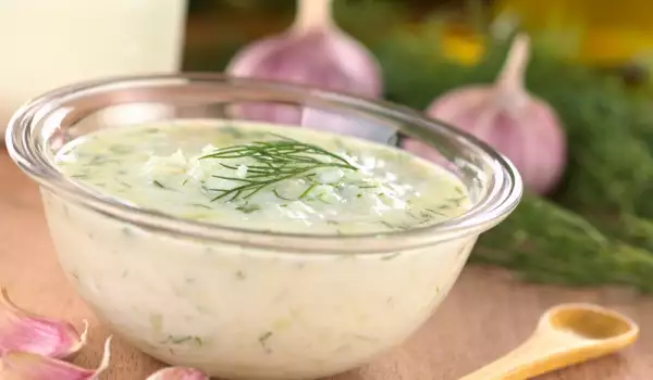 Tarator Tradicional (sopa fría de yogur y pepino)