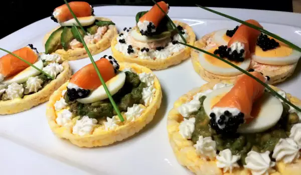 Tartaletas saladas fáciles con salmón y caviar negro