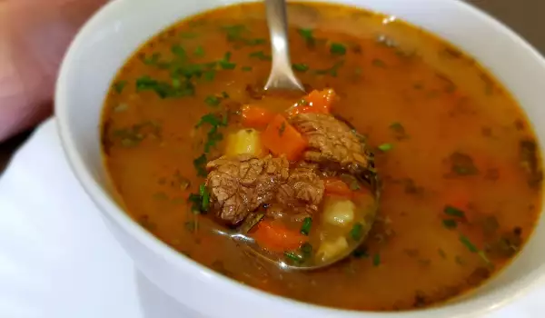 Sopa de ternera con patatas y zanahorias