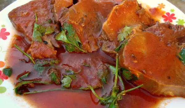 Lengua cocida con salsa de tomate aromática