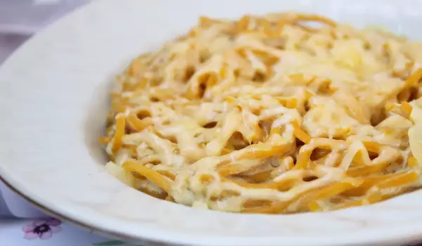 Espaguetis de calabaza con salsa de requesón y queso crema