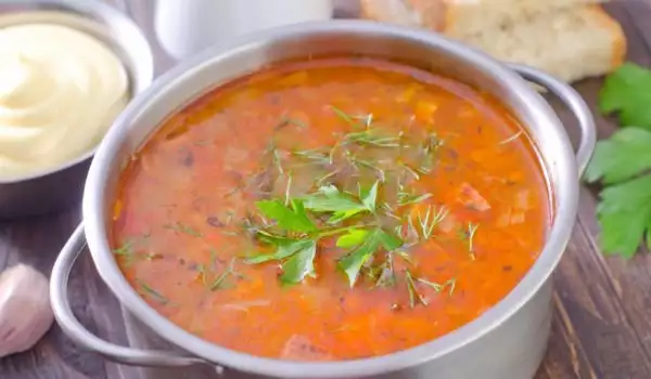 Sopa de tomate con zanahorias y fideos