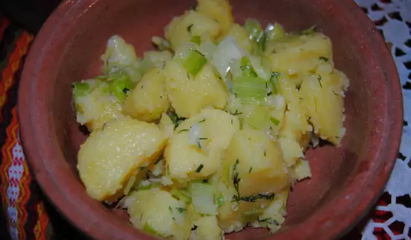Ensalada templada de invierno con patatas y puerro