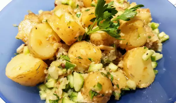 Ensalada templada de patatas y pepino