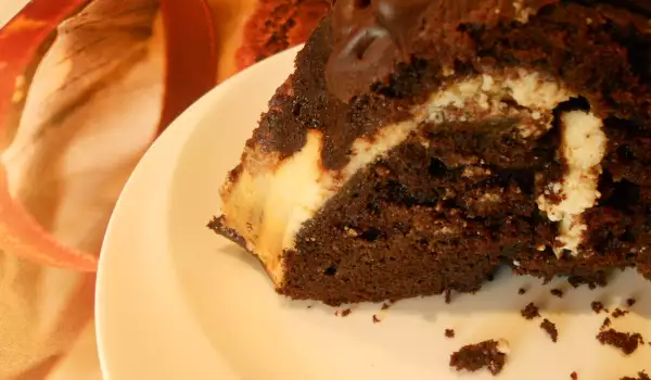 Pastel de chocolate con relleno de queso Philadelphia