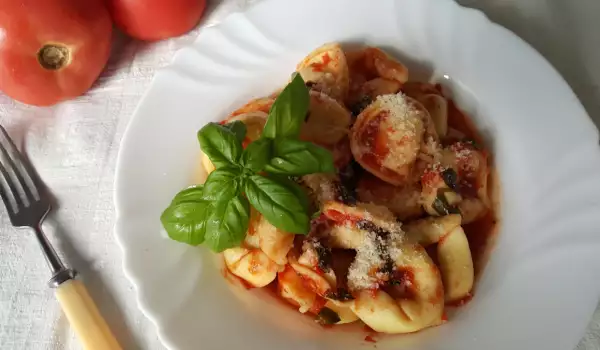 Tortellini con salsa de tomate y ajo