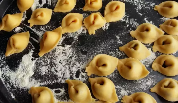 Tortellini italiano con albóndigas