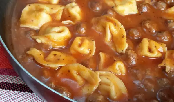 Tortellini italiano con albóndigas