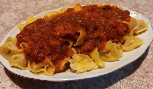 Tortellini al estilo provenzal con salsa de tomate