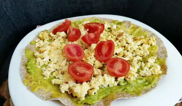 Tortilla mexicana con aguacate y huevos