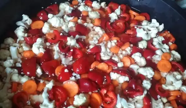 Encurtido de coliflor, pimientos y zanahorias