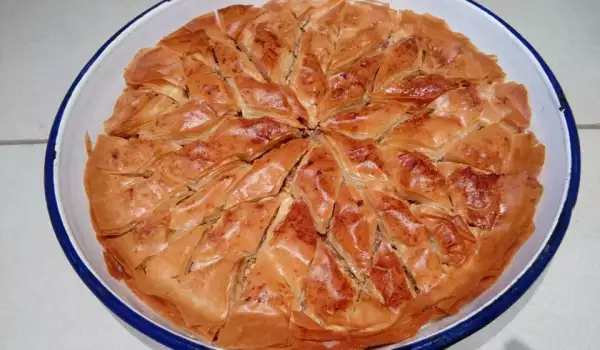 Baklava turco con nueces, pan rallado y canela