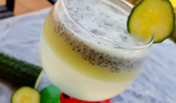 Agua Detox con pepino, chía y limón