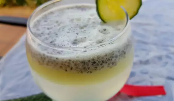 Agua Detox con pepino, chía y limón