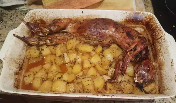 Conejo relleno con patatas al horno