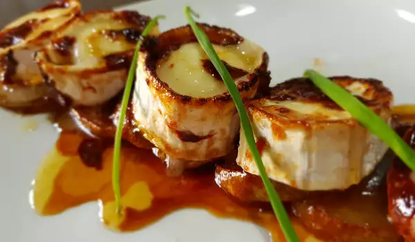 Queso de cabra con peras caramelizadas