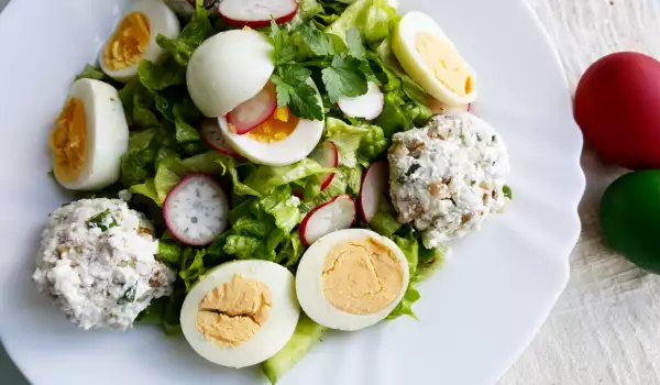 Ensalada verde con huevos y queso blanco