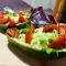 Ensalada especial con aguacate y tomates cherry