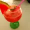 Cóctel refrescante con vodka y sandía