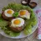 Huevos escondidos en nidos de carne
