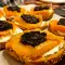 Tostadas de salmón y caviar para los invitados