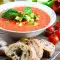 Gazpacho de la huerta con pan tostado
