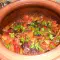 Carne de ovino con verduras en la olla de barro