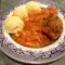 Albóndigas en salsa con guarnición de puré de patata