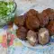 Deliciosas albóndigas de carne rellenas de queso fundido