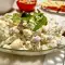 Ensaladilla de yogur con coliflor y pepinillos