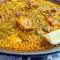 Paella de pollo y conejo