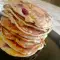 Tortitas de plátano con cerezas
