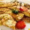 Crepes con crema agria, fresas y caramelo