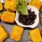 Tapitas de queso rebozado con mermelada de arándanos