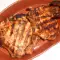 Chuletas de cerdo adobadas con aceite de oliva, ajo y cebolla
