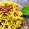Pasta con pesto y tomates secos