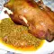 Pato asado con guisantes