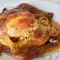 Pollo jugoso con relleno y guarnición de arroz