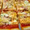 Pizza con nata, baicon y quesos
