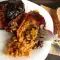 Pimientos secos rellenos de arroz y puerros