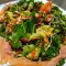 Ensalada verde con col rizada y salmón